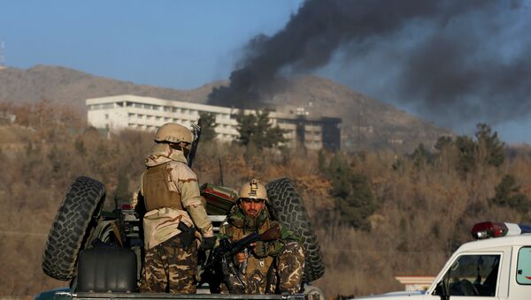 Сотрудники афганской службы безопасности рядом с отелем Intercontinental Hotel в Кабуле. 21 января 2018