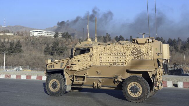 Военный автомобиль рядом с отелем Intercontinental Hotel в Кабуле. 21 января 2018