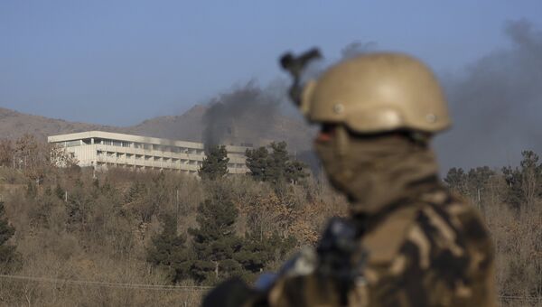 Афганский военный рядом с отелем Intercontinental Hotel в Кабуле. 21 января 2018