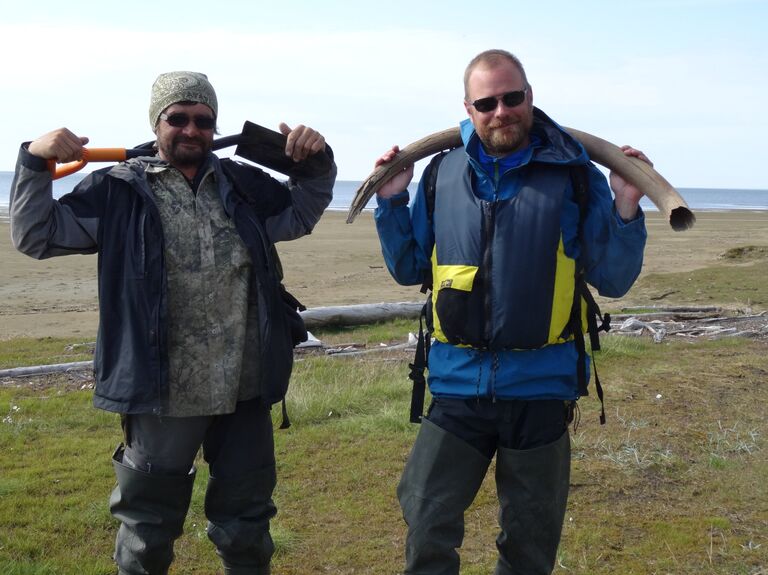 Сергей Вартанян и Луве Дален, палеогенетик, профессор из Шведского музея естественной истории, работает Вартаняном с 2004. Остров Янронот, Чукотка, 2015 год Сергей Вартанян и Луве Дален, палеогенетик, профессор из Шведского музея естественной истории, работает Вартаняном с 2004. Остров Янронот, Чукотка, 2015 год