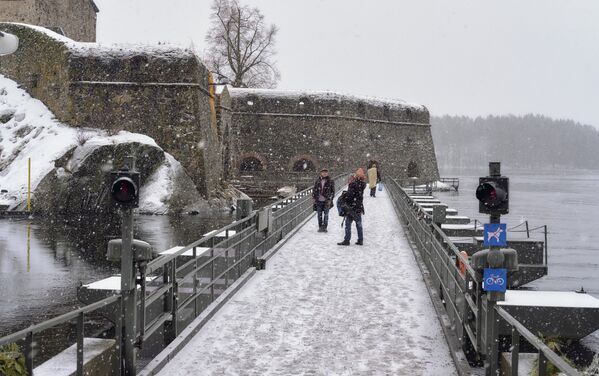 Туристы неподалеку от древнего шведского замка Олавенлинна в городе Савонлинна