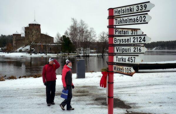 Туристы неподалеку от шведского замка Олавенлинна в городе Савонлинна