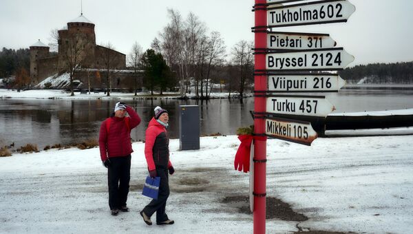 Туристы неподалеку от шведского замка Олавенлинна в городе Савонлинна