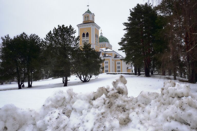 Вид на самую большую в мире деревянную церковь в городе Керимяки