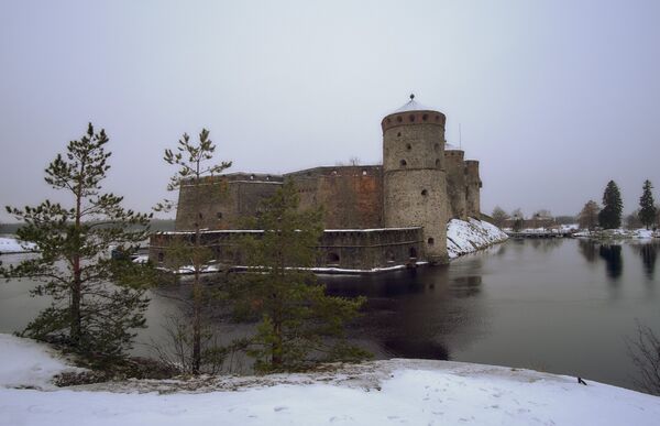Вид на старинный шведский замок Олавенлинна в городе Савонлинна