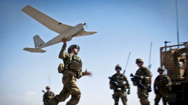 Начальник командования армии запускает беспилотный летательный аппарат Puma в провинция Газни, Афганистан. 25 июня 2012
