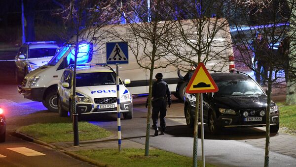 Вооруженный офицер полиции на месте взрыва рядом с полицейским участком в микрорайоне Розенгорд в городе Мальме, Швеция. 17 января 2018