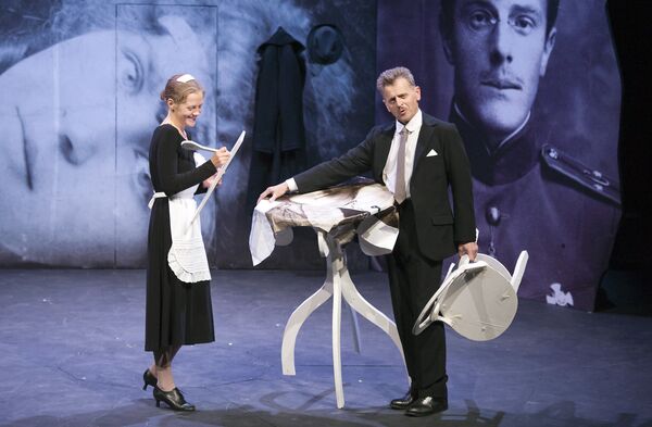 Михаил Барышников и Анна Синякина во время репетиции спектакля В Париже в Национальном театре Шайо в Париже, 2011  год.