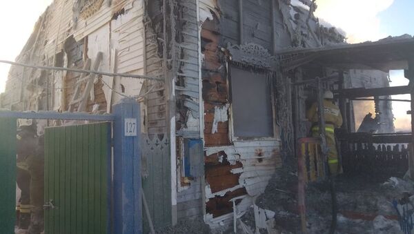 Пожарные работают на месте ликвидации пожара в частном жилом доме в селе Седельниково Омской области. 22 января 2018