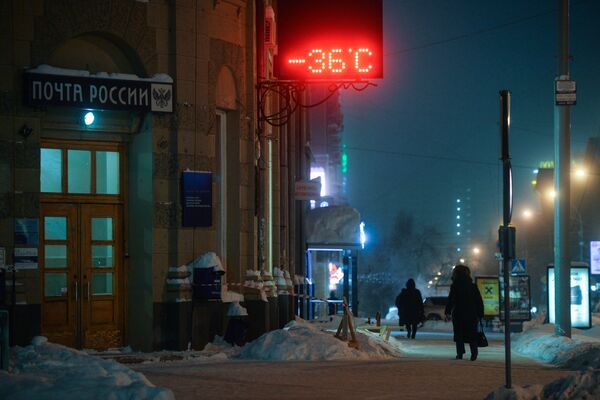 Табло с указанием температуры на улице Ленина в Новосибирске