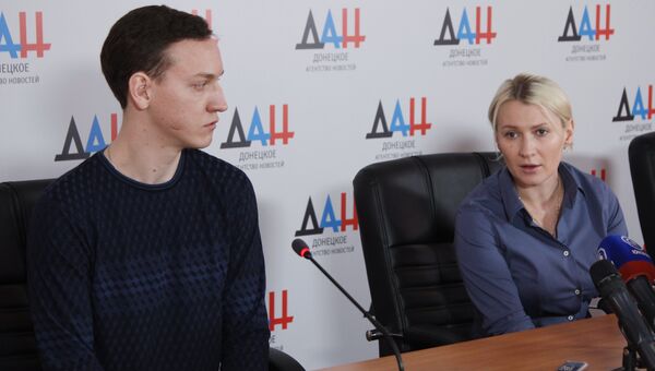 Уполномоченный по правам человека в Донецкой народной республике Дарья Морозова и освобожденный из украинского плена Андрей Дементьев на пресс-конференции в Донецке. 22 января 2018