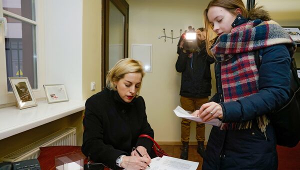 Правозащитница Елена Бачинская во время передачи в Сейм петицию о сохранении в Латвии билингвального образования. 22 января 2018