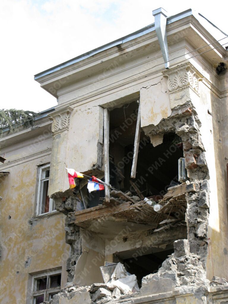 Одно из зданий в Цхинвали, пострадавшее от обстрелов