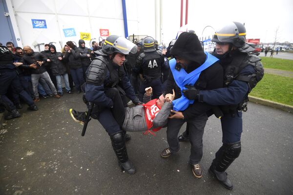 Акция протеста работников тюрем возле тюрьмы Везен-ле-Коке в пригороде Ренна, Франция. 22 января 2018 года