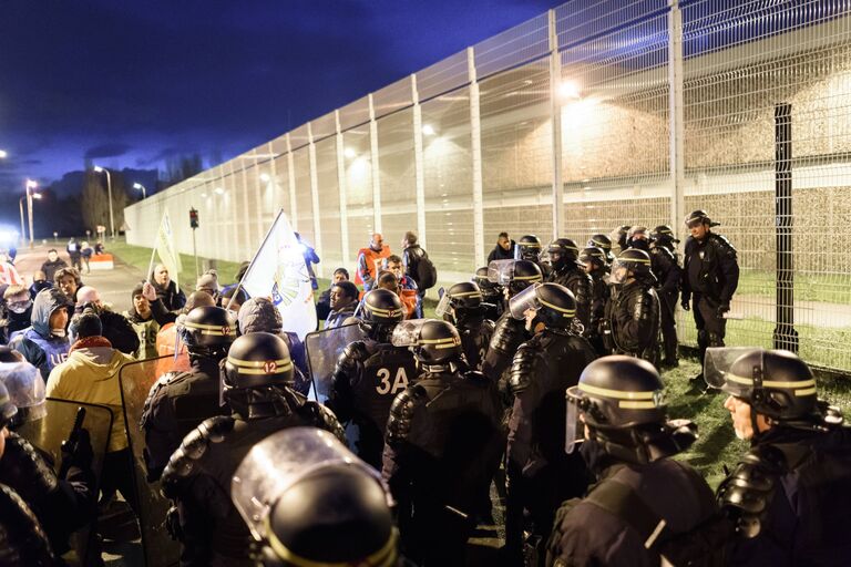 Участники акции протеста работников тюрем во Франции