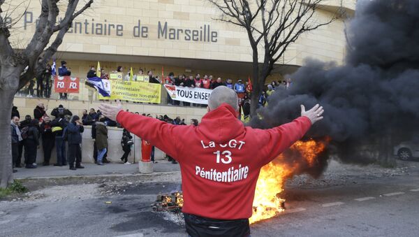 Акция протеста работников возле тюрьмы Баумметс в Марселе, Франции. 22 января 2018 года