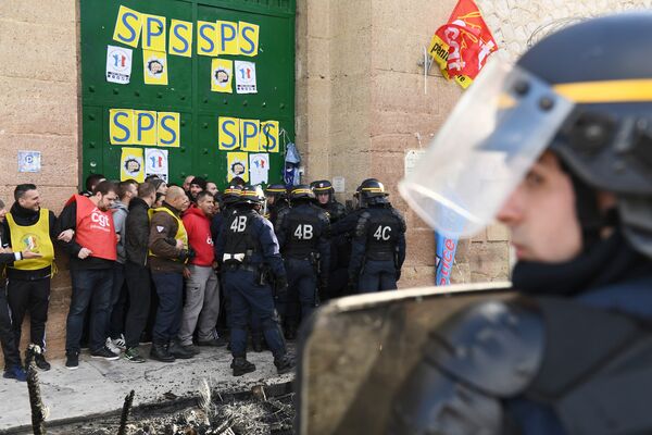 Акция протеста работников возле тюрьмы Баумметс в Марселе, Франции. 22 января 2018 года
