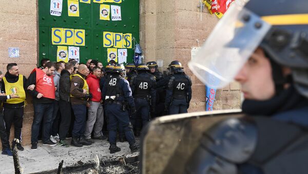 Акция протеста работников возле тюрьмы Баумметс в Марселе, Франции. Архивное фото