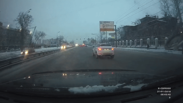 В Москве девушка на Range Rover сбила пешехода и врезалась в столб