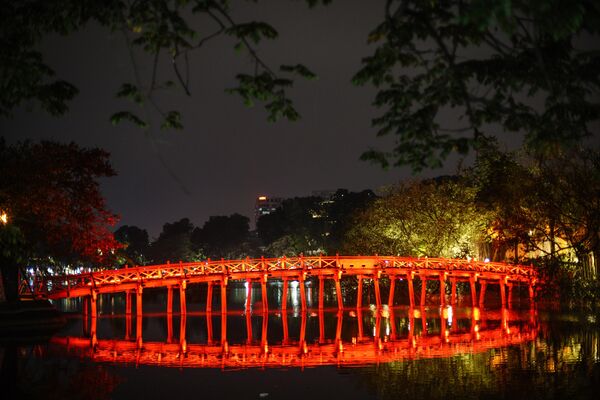 Мост на озере Возвращенного меча в Ханое
