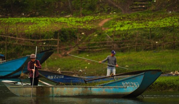 Рыбаки на лодке на реке Сон в национальном парке Фонгня-Кебанг во Вьетнаме