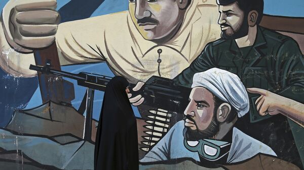 Граффити с изображением бойцов ополчения Басидж, входящего в состав КСИР, на улице в Тегеране, Иран. Архивное фото