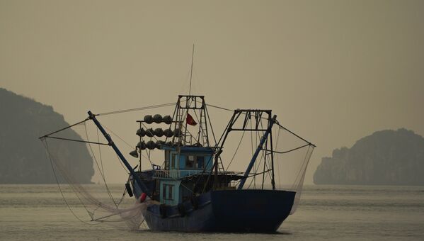 Рыбацкая лодка в заливе Халонг во Вьетнаме