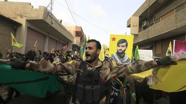 Курдские силы самообороны во время демонстрации в городе Амуд