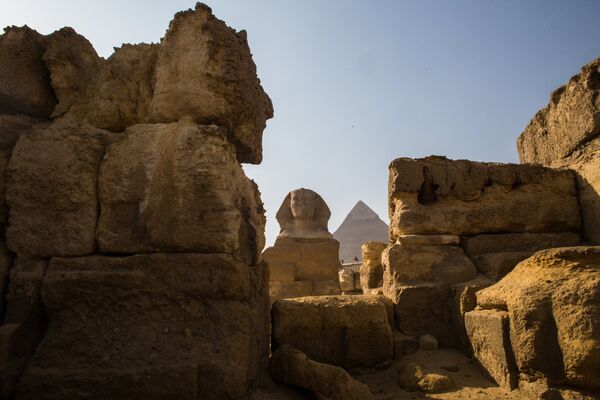 Сфинкс и пирамида в Эль-Гизе, пригороде Каира