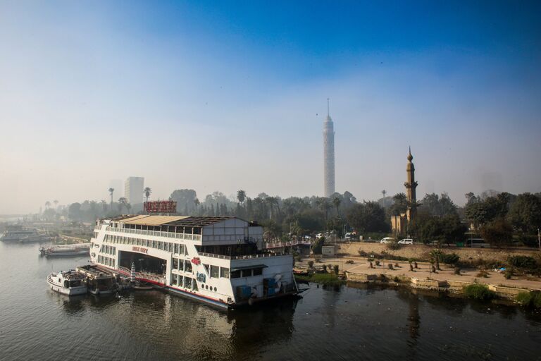 Река Нил в Каире. На дальнем плане: Каирская телебашня