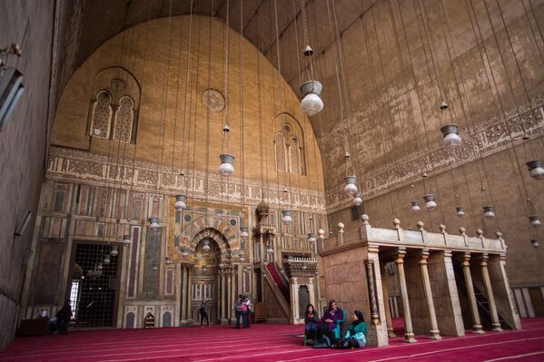 Интерьер мечети султана Хассана в Каире