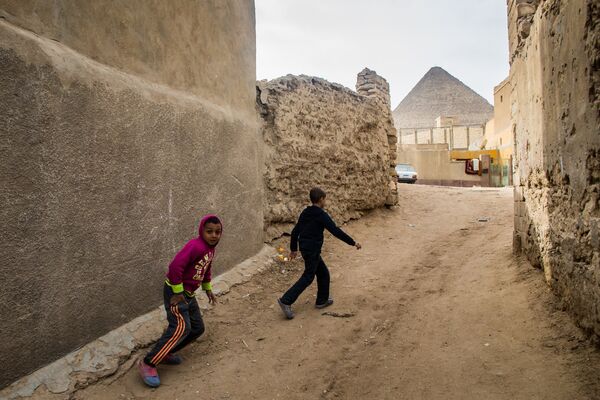 Дети играют в переулке Каира