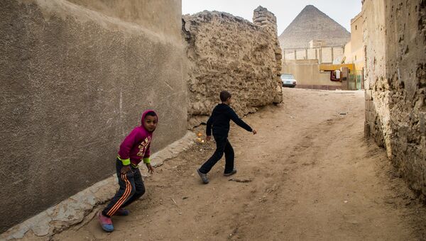 Дети играют в переулке Каира