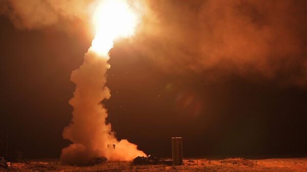 Ночной пуск ракет зенитными ракетными системами С-400 Триумф на полигоне Ашулук в Астраханской области во время тактических учений войск ВКО РФ