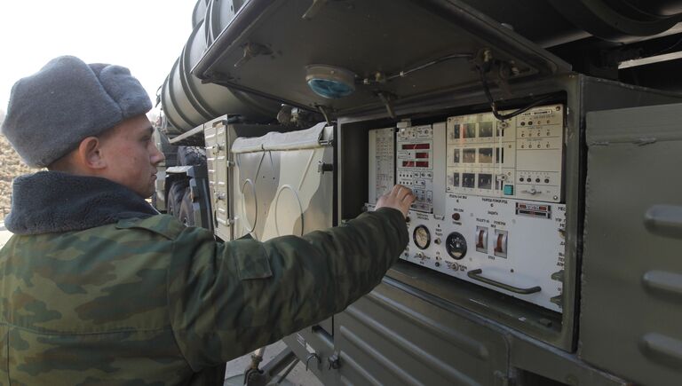 Военнослужащие у пульта управления транспортно-пусковой установки ЗРК С-400 Триумф в Гвардейском Краснознаменном зенитно-ракетном полку воздушно-космической обороны, который дислоцируется в городе Электросталь