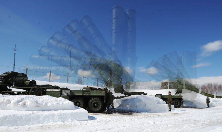 Военнослужащие 4-й бригады ПВО войск Воздушно-космической обороны (ВКО) во время развертывания Пусковой установки зенитной ракетной системы комплекса С-400 Триумф на полигоне в Московской области