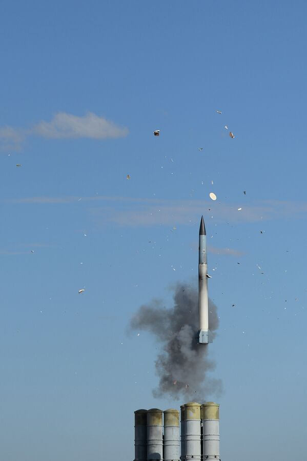 Пуск ракет зенитными ракетными системами С-400 Триумф во время Международных военных учений Боевое содружество на полигоне Ашулук в Астраханской области