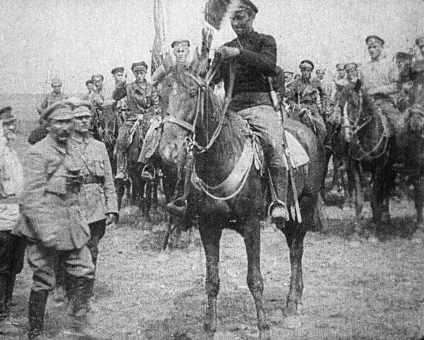 Вручение знамени Первой конной армии. Слева - командиры Первой конной Семен Буденный и Климент Ворошилов