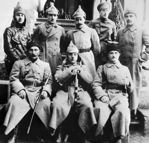 Группа командиров I-й Конной армии. Сидят: Семен Буденный, Климент Ворошилов, Ефим Щаденко. 27 октября 1919 года.