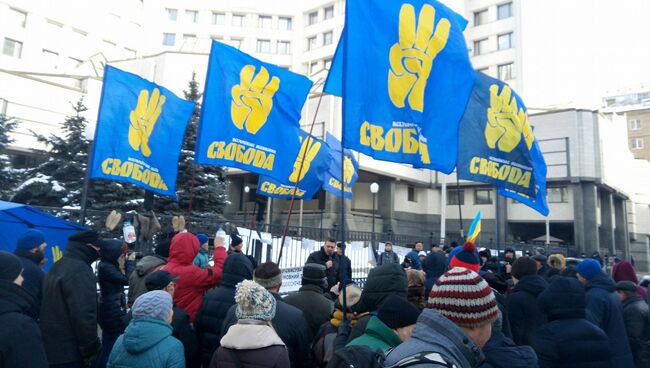 Митинг представителей националистической партии Свобода возле здания Конституционного суда в Киеве