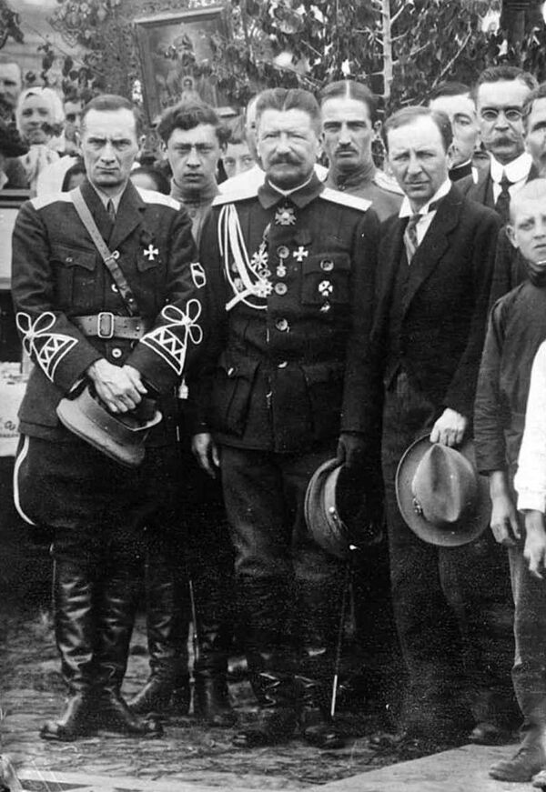 Адмирал А. В. Колчак, генерал М. М. Плешков, генеральный консул Попов. Харбин, лето 1918 года