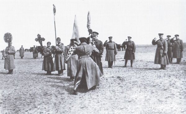 Верховный правитель Александр Колчак вручает полковое знамя, 1919 год