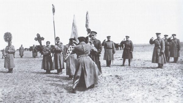 Верховный правитель Александр Колчак вручает полковое знамя, 1919 год