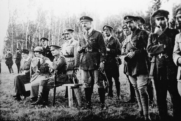 А.В. Тимирева, адмирал А. В. Колчак, глава британской миссии генерал А. Нокс и английские офицеры на учениях. Восточный фронт, 1919 год