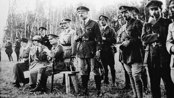А.В. Тимирева, адмирал А. В. Колчак, глава британской миссии генерал А. Нокс и английские офицеры на учениях. Восточный фронт, 1919 год