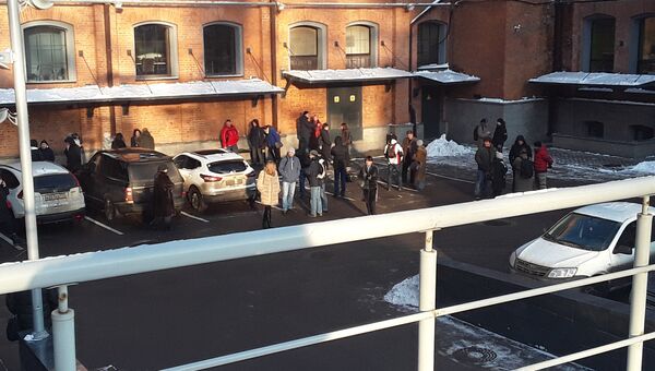 Сотрудники рядом со зданием компании Яндекс после сообщения о минировании