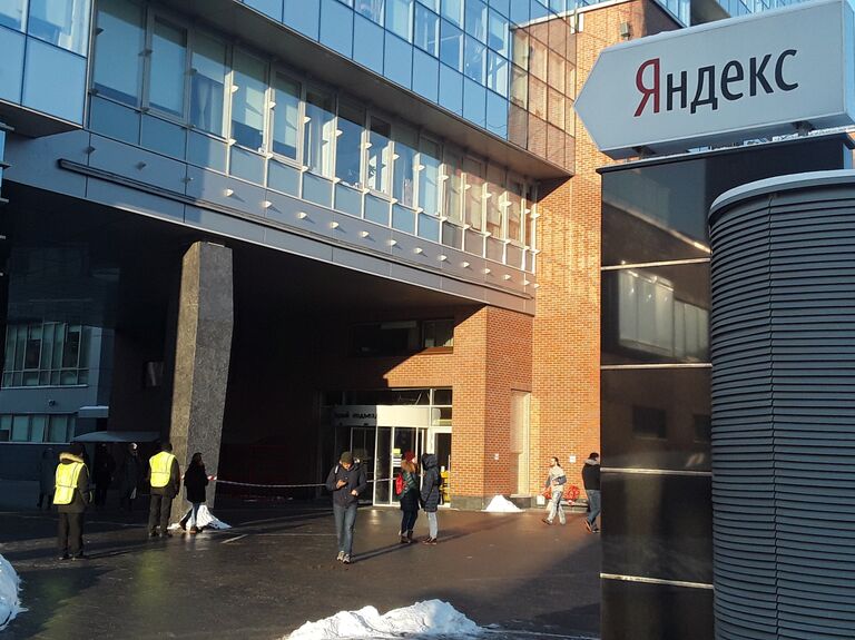 Сотрудники рядом со зданием компании Яндекс после сообщения о минировании Сотрудники рядом со зданием компании Яндекс после сообщения о минировании