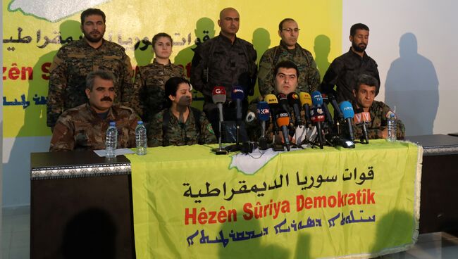 Кено Габриэль, представитель Сирийских демократических сил, зачитывает заявление на пресс-конференции в северной сирийской деревне Айн-Исса. 22 января 2018