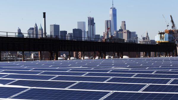 Солнечные батареи на фоне Нью-Йорка