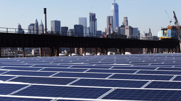 Солнечные батареи на фоне Нью-Йорка